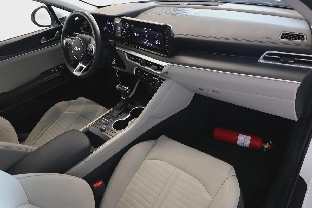 KIA K5 BASE - GCC SPECS - UNDER WARRANTY - FULL SERVICE HISTORY - ACCIDENT FREE - EXCELENT CONDITION-15-15