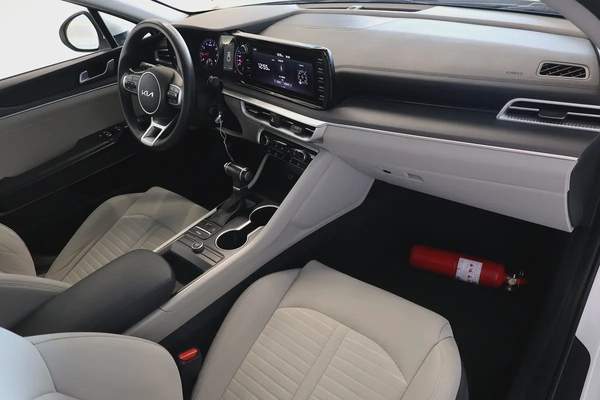 KIA K5 BASE - GCC SPECS - UNDER WARRANTY - FULL SERVICE HISTORY - ACCIDENT FREE - EXCELENT CONDITION