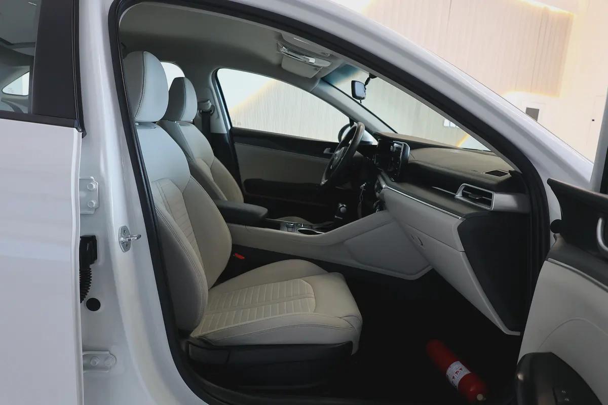 KIA K5 BASE - GCC SPECS - UNDER WARRANTY - FULL SERVICE HISTORY - ACCIDENT FREE - EXCELENT CONDITION-16-16