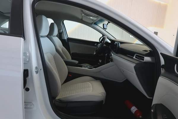 KIA K5 BASE - GCC SPECS - UNDER WARRANTY - FULL SERVICE HISTORY - ACCIDENT FREE - EXCELENT CONDITION