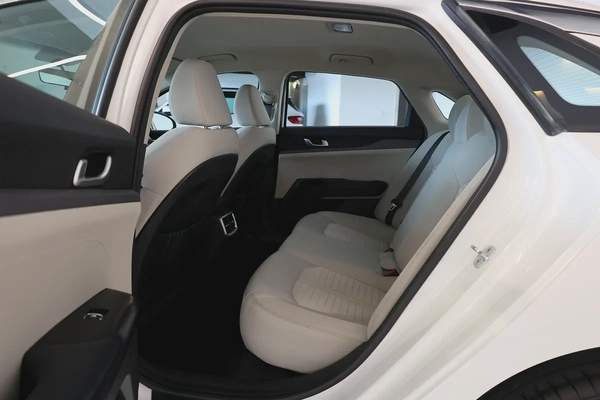 KIA K5 BASE - GCC SPECS - UNDER WARRANTY - FULL SERVICE HISTORY - ACCIDENT FREE - EXCELENT CONDITION