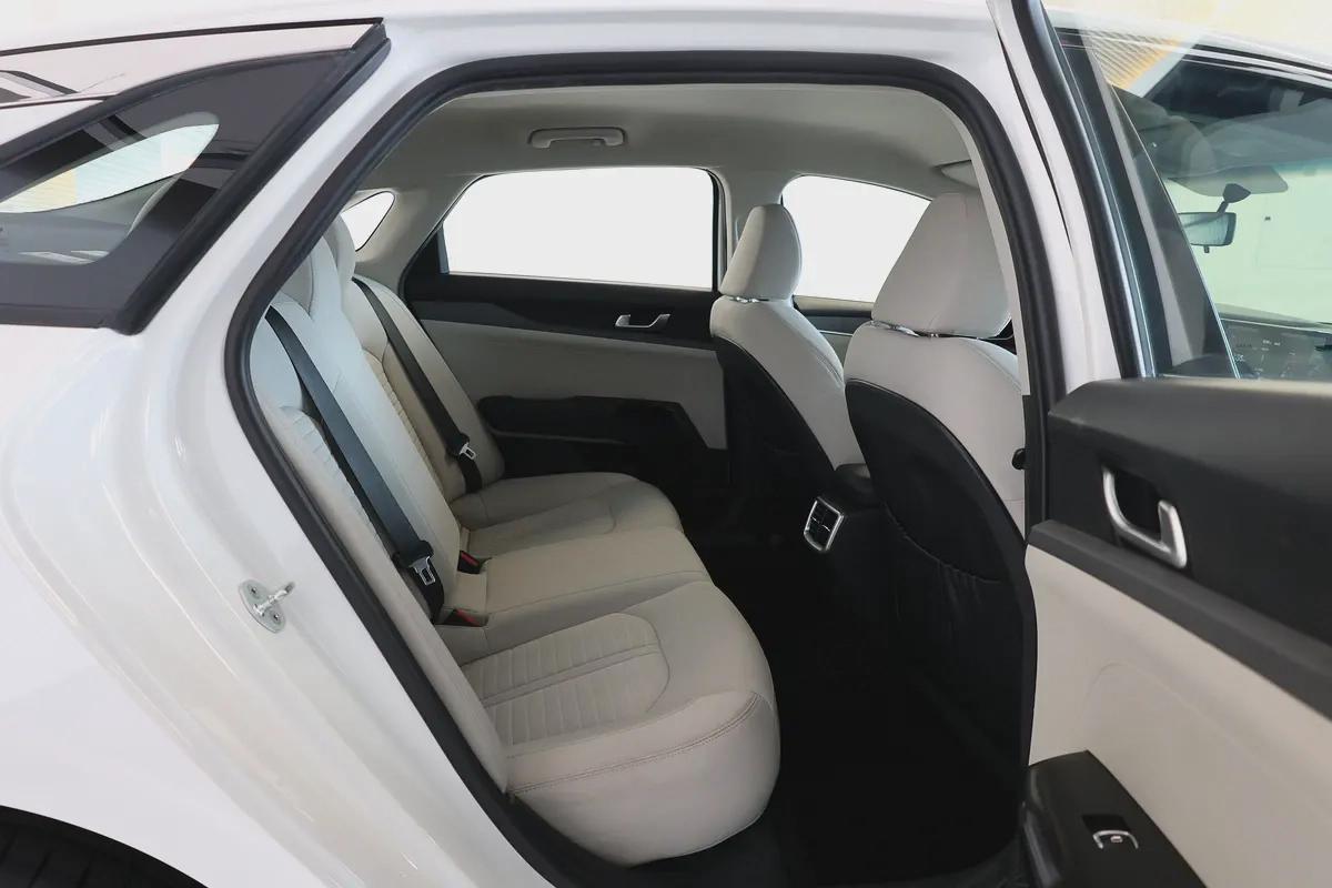 KIA K5 BASE - GCC SPECS - UNDER WARRANTY - FULL SERVICE HISTORY - ACCIDENT FREE - EXCELENT CONDITION-18-18