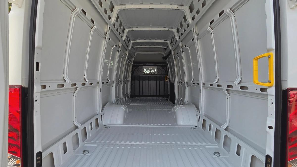IVECO DAILY (White Automatic)-7-7