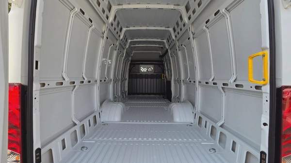 IVECO DAILY (White Automatic)