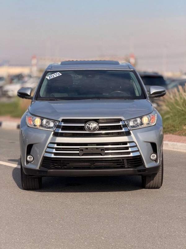 Toyota Highlander Limited 3.6L // 2019 full option// sunroof, leather seats