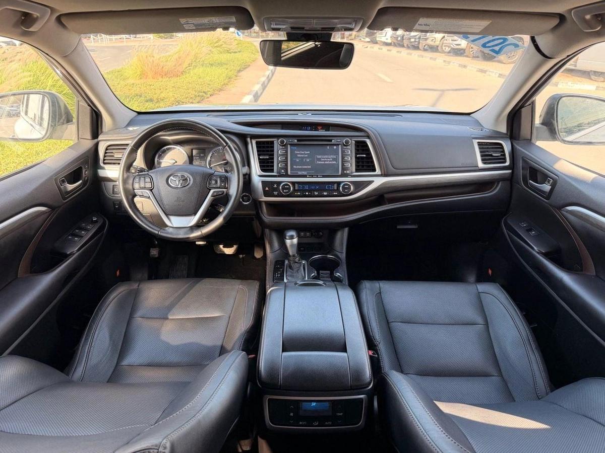 Toyota Highlander Limited 3.6L // 2019 full option// sunroof, leather seats-4-4