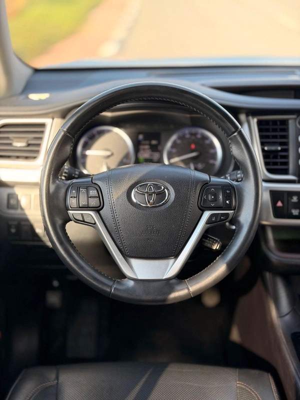 Toyota Highlander Limited 3.6L // 2019 full option// sunroof, leather seats