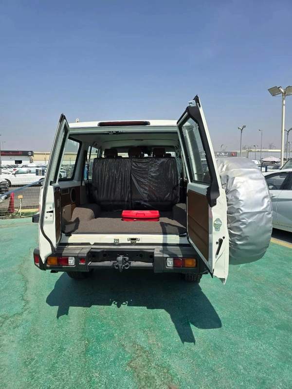 Toyota Land Cruiser 70 LX 4.0L (5 DOOR)