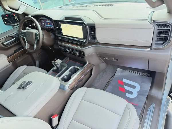 رنج روفر فوج HSE P530 V8 ابيض / ماروني 2022 خليجي