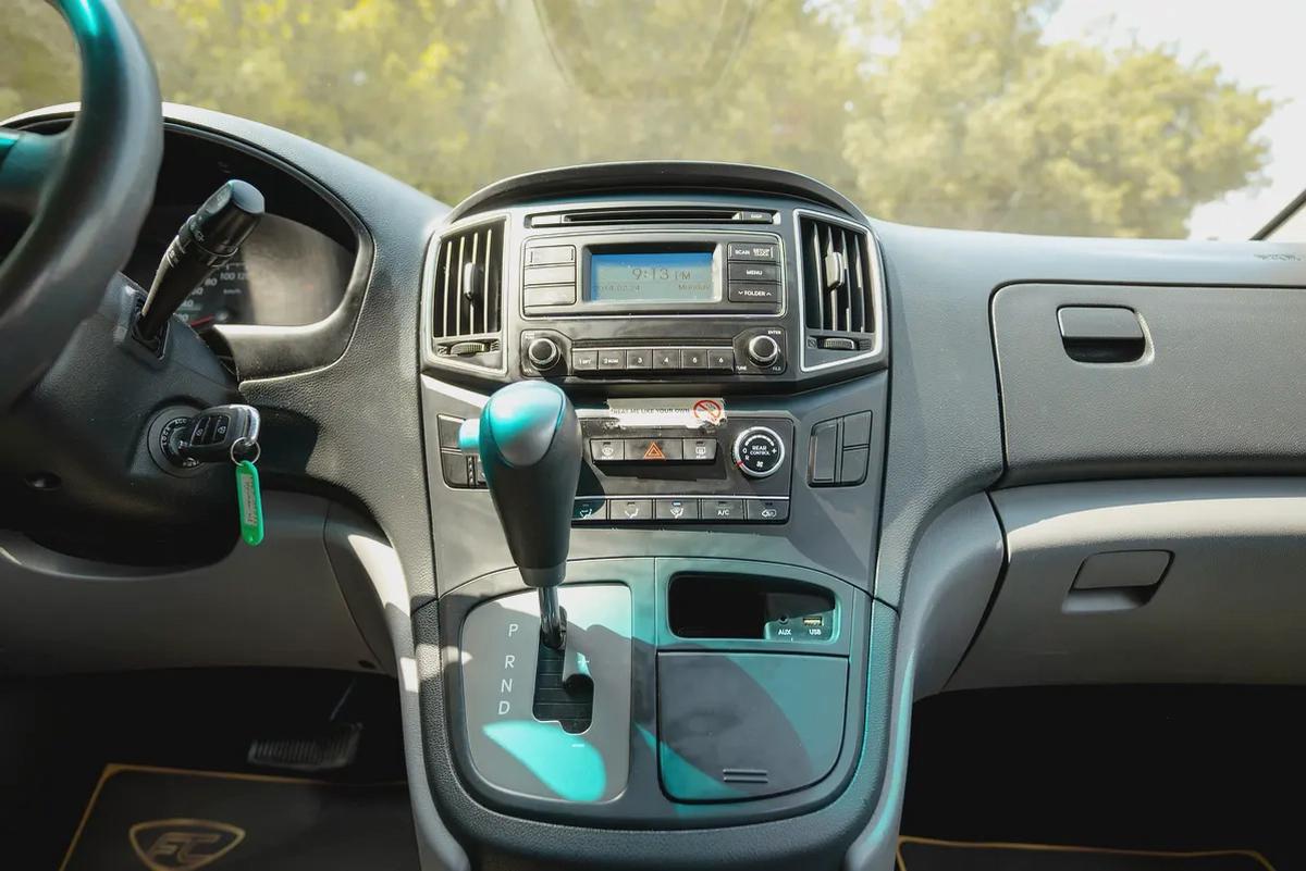 Hyundai H1 | 12-Seater | Automatic | GCC Specs | Ref#H98517-15-15