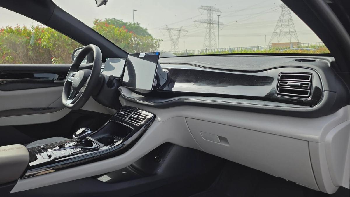 BYD QIN PLUS Design PHEV (Black)-6-6