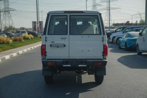 2025 TOYOTA LC76 2.8L T/DSL-E M/T White / beige