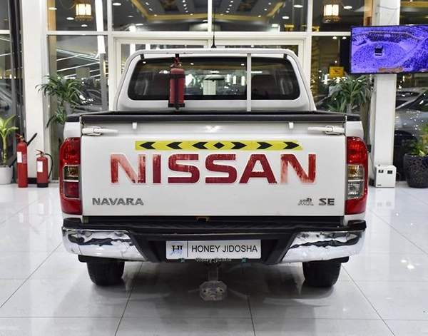 Nissan Navara SE ( 2020 Model ) in White Color GCC Specs