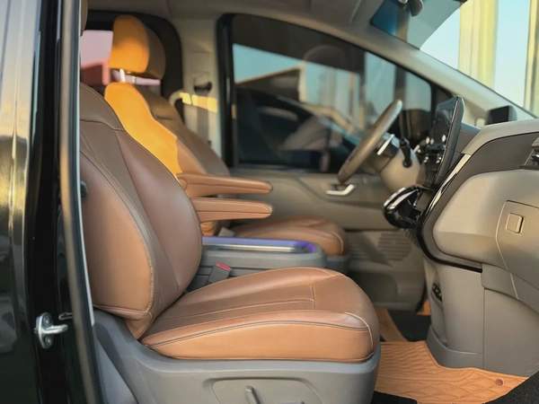 Hyundai STARIA Gcc Free Paint Full Option V6