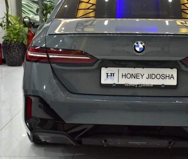 BMW 520i M-Kit ( 2024 Model ) in Grey Color GCC Specs