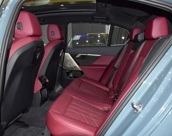 BMW 520i M-Kit ( 2024 Model ) in Grey Color GCC Specs
