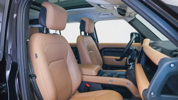 Special Offer | AED 5,752 PM | 22in Wheels, Lightbar, GCC | 110 P400 S Widetrack