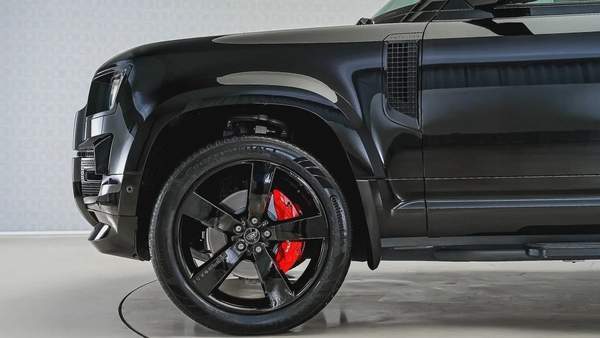 Special Offer | AED 5,752 PM | 22in Wheels, Lightbar, GCC | 110 P400 S Widetrack