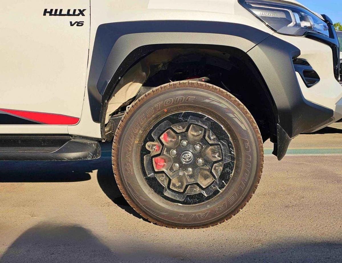 Toyota Hilux GR SPORT / EURO 4 / A/T / 4.0L V6 PETROL / 360* CAMERA / LEATHER SEATS / FULL OPTION (CODE # 69087)-4-4