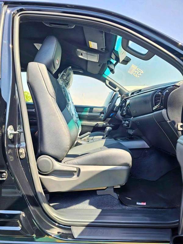 Toyota Hilux GR SPORT WITH BULBAR / 2.8L DIESEL V4 / DRIVER PWR SEATS WITH LATHER (CODE# HGR