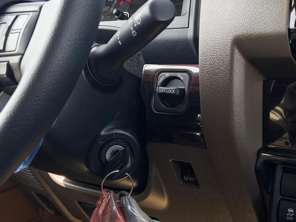 Toyota Land Cruiser 70 EXPORT ONLY - TOYOTA LC76 LX 2.8L A/T-10-10