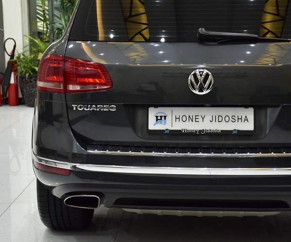 Volkswagen Touareg ( 2016 Model ) in Grey Color GCC Specs