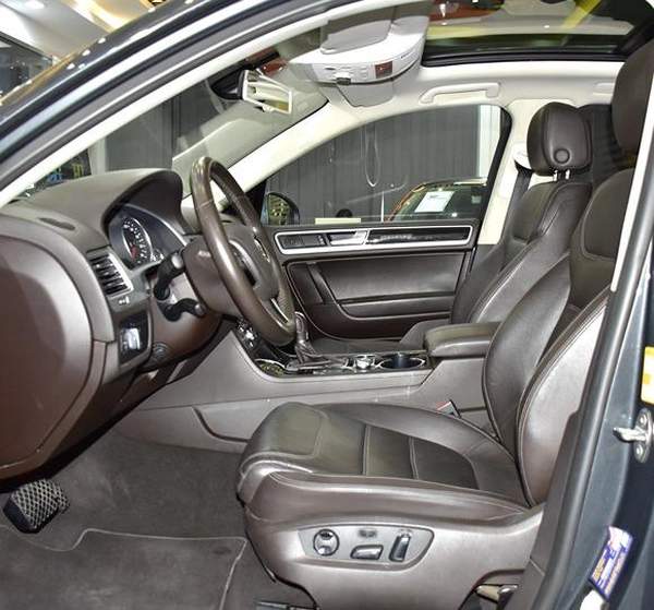 Volkswagen Touareg ( 2016 Model ) in Grey Color GCC Specs