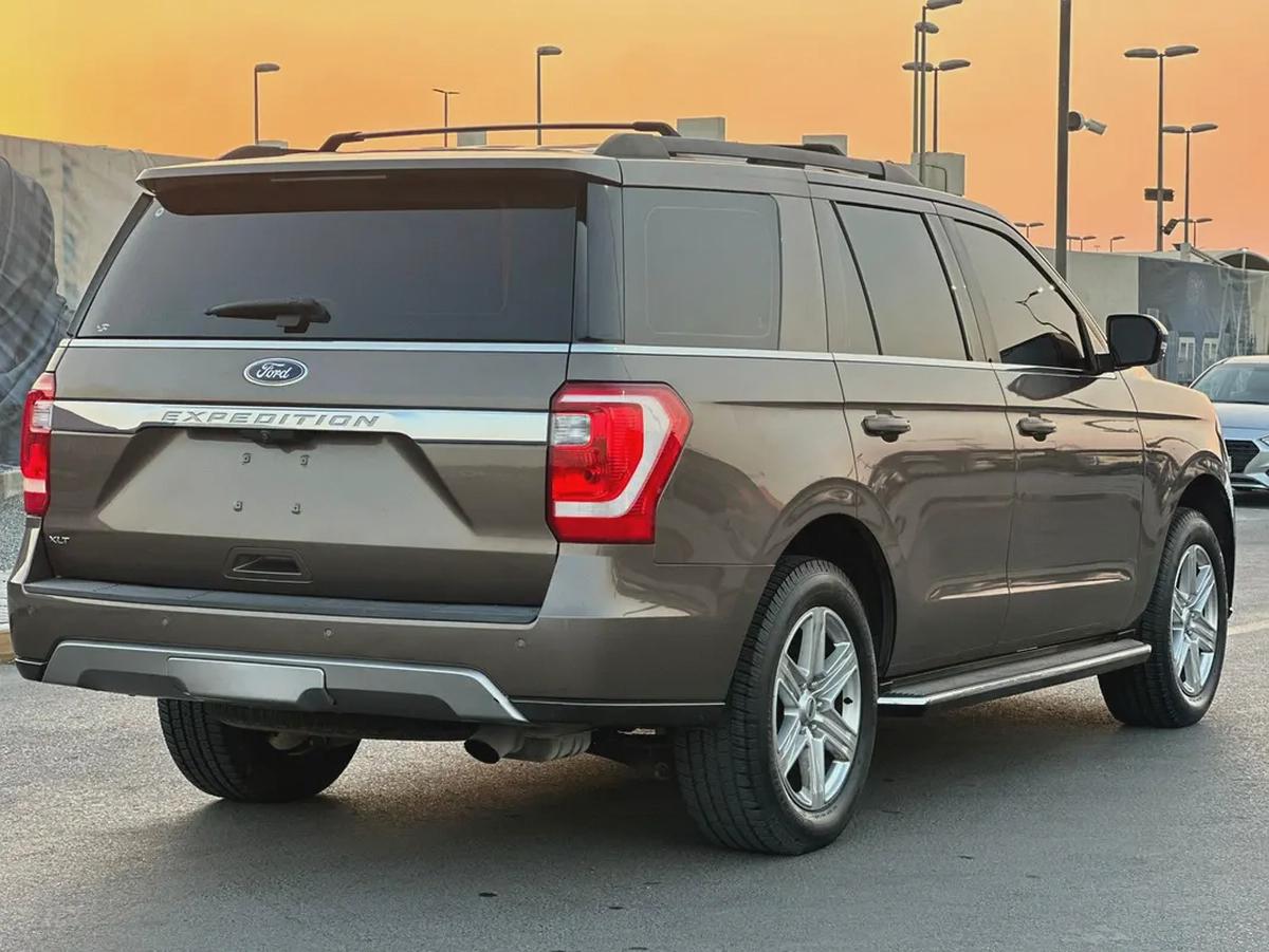 فورد اكسبديشن 2018 مواصفات خليجية بحالة جيدة-4-4