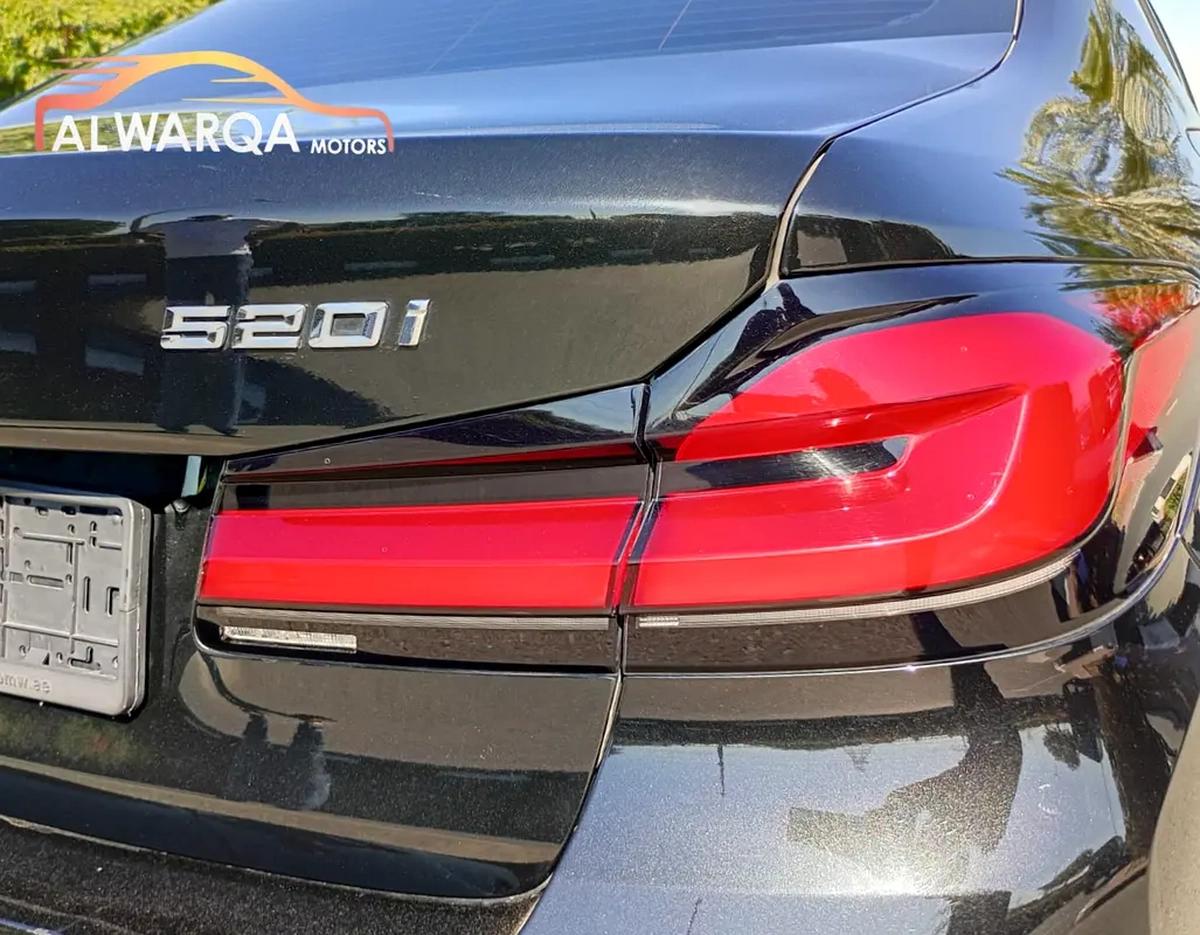 BMW 5-Series 520i-6-6