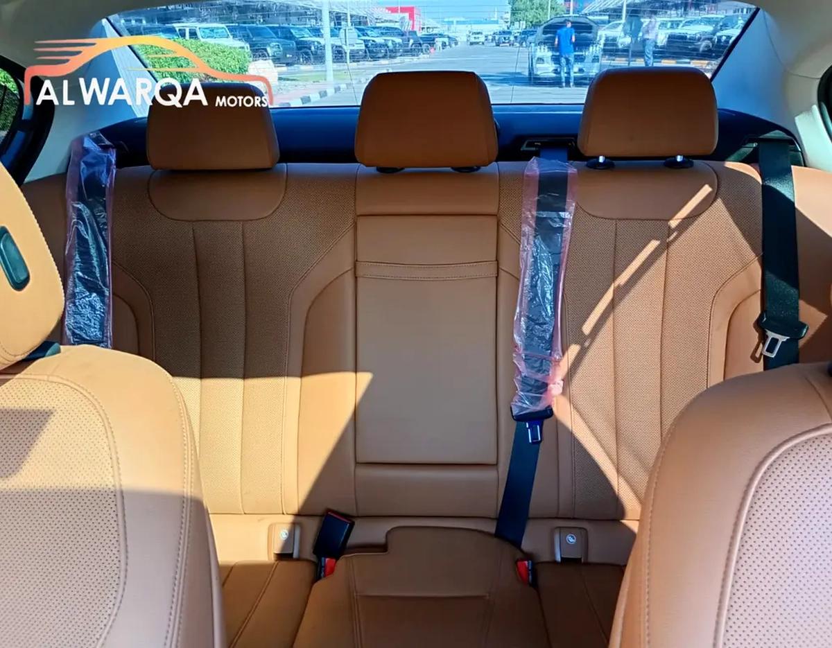 BMW 5-Series 520i-4-4