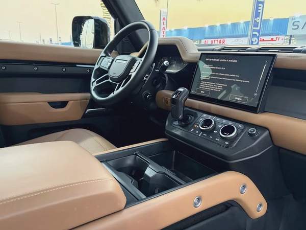 2025. Defender V8. P525.
