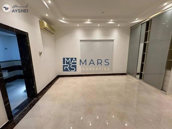 🌟 Luxurious 6-Bedroom Villa with Private Garden in Al Juraina