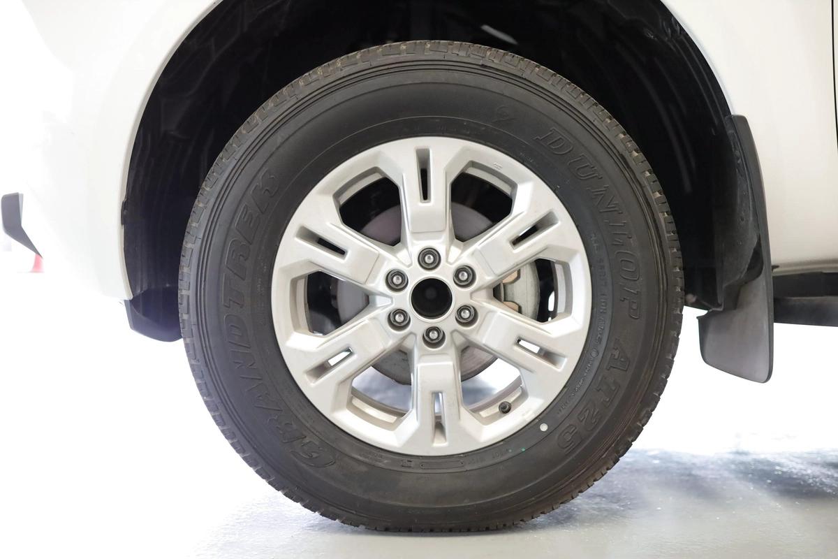 NISSAN NAVARA 2.5 PETROL SE 4X2 MT DC PLUS-10-10