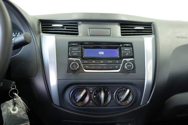 NISSAN NAVARA 2.5 PETROL SE 4X2 MT DC PLUS