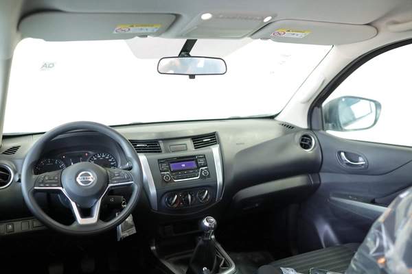 NISSAN NAVARA 2.5 PETROL SE 4X2 MT DC PLUS