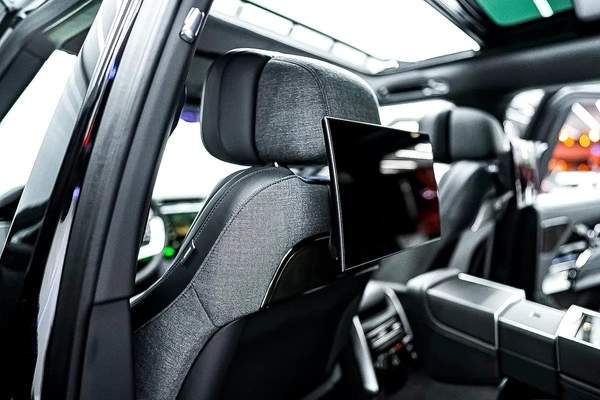 MIDDLE EAST SPECS | 2023 RANGE ROVER SV P530 | REAR TVS | LEG REST TWO TONE INTERIOR |