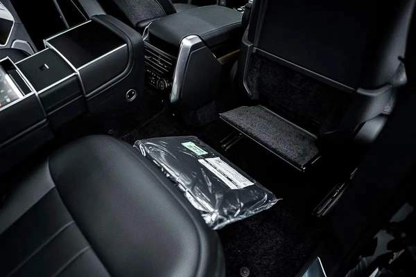 MIDDLE EAST SPECS | 2023 RANGE ROVER SV P530 | REAR TVS | LEG REST TWO TONE INTERIOR |