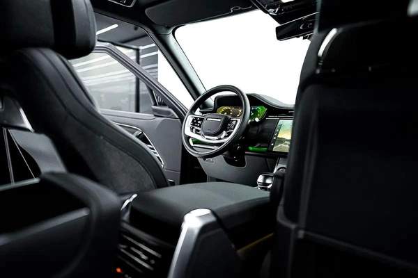 MIDDLE EAST SPECS | 2023 RANGE ROVER SV P530 | REAR TVS | LEG REST TWO TONE INTERIOR |