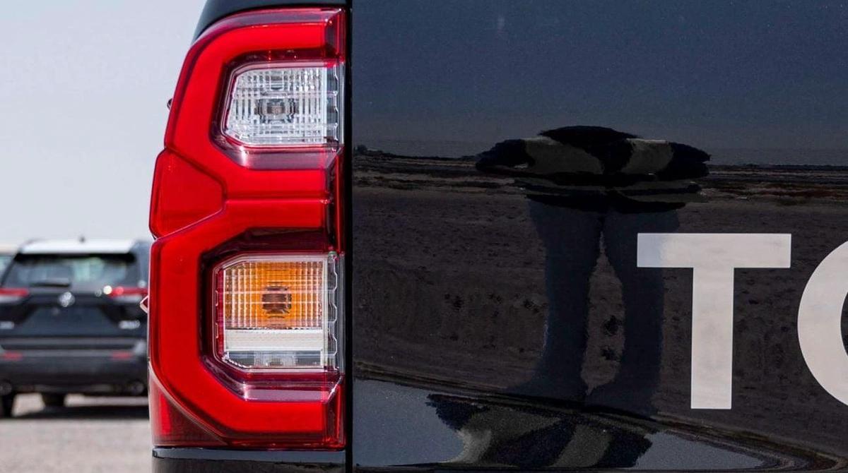 Toyota Hilux TOYOTA HILUX DC 2.4D AT 4X4 MY2025 – BLACK-21-21