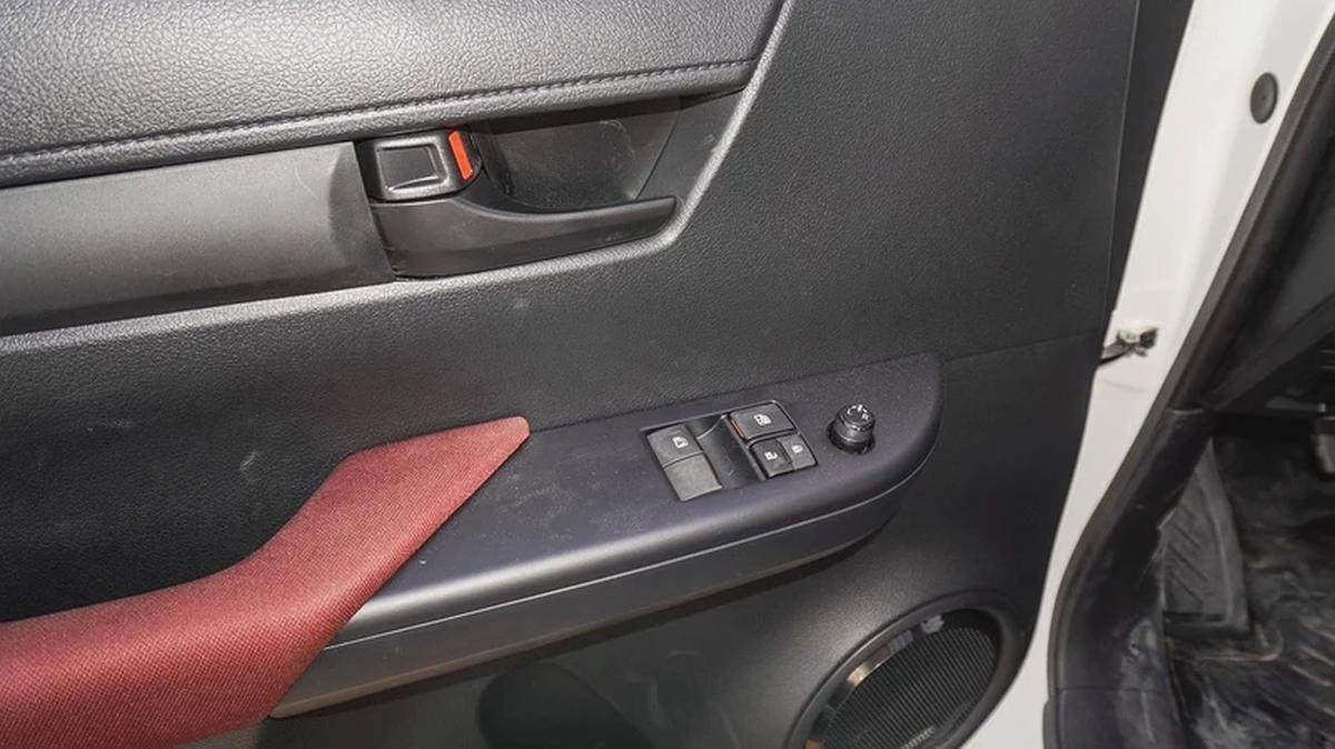 TOYOTA HILUX 4x2 - 2.7L PETROL MODEL 2025 - تويوتا هايلوكس 5 شنكل موديل 2025-9-9