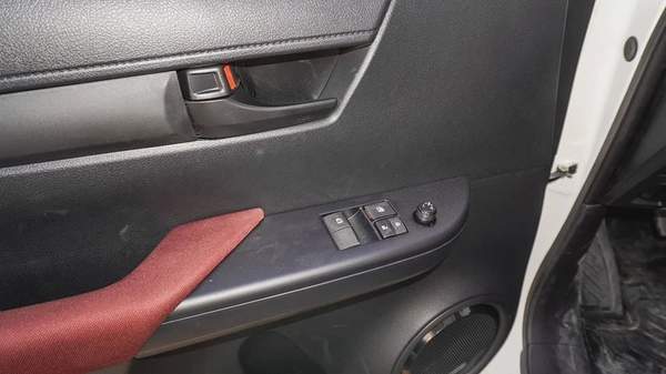 TOYOTA HILUX 4x2 - 2.7L PETROL MODEL 2025 - تويوتا هايلوكس 5 شنكل موديل 2025
