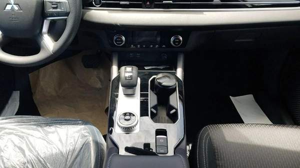 Mitsubishi Outlander M Line 2.5L Petrol FWD 2026YM