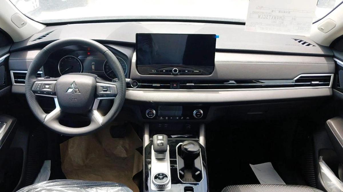 Mitsubishi Outlander M Line 2.5L Petrol FWD 2026YM-21-21