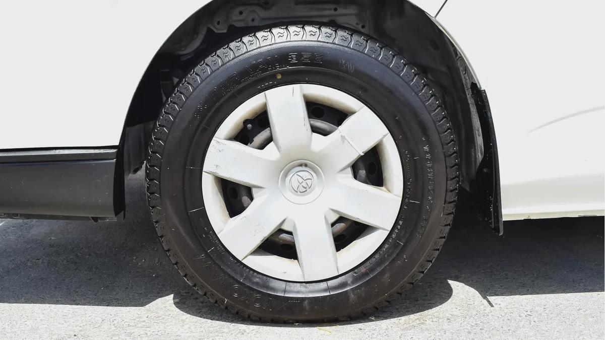 Toyota Hiace Commuter 2015 - GCC Specs - Reliable and Spacious-3-3