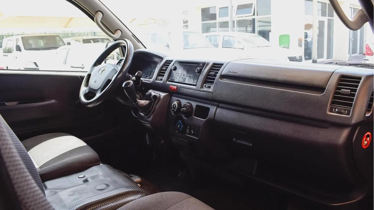 Toyota Hiace Commuter 2015 - GCC Specs - Reliable and Spacious-6-6