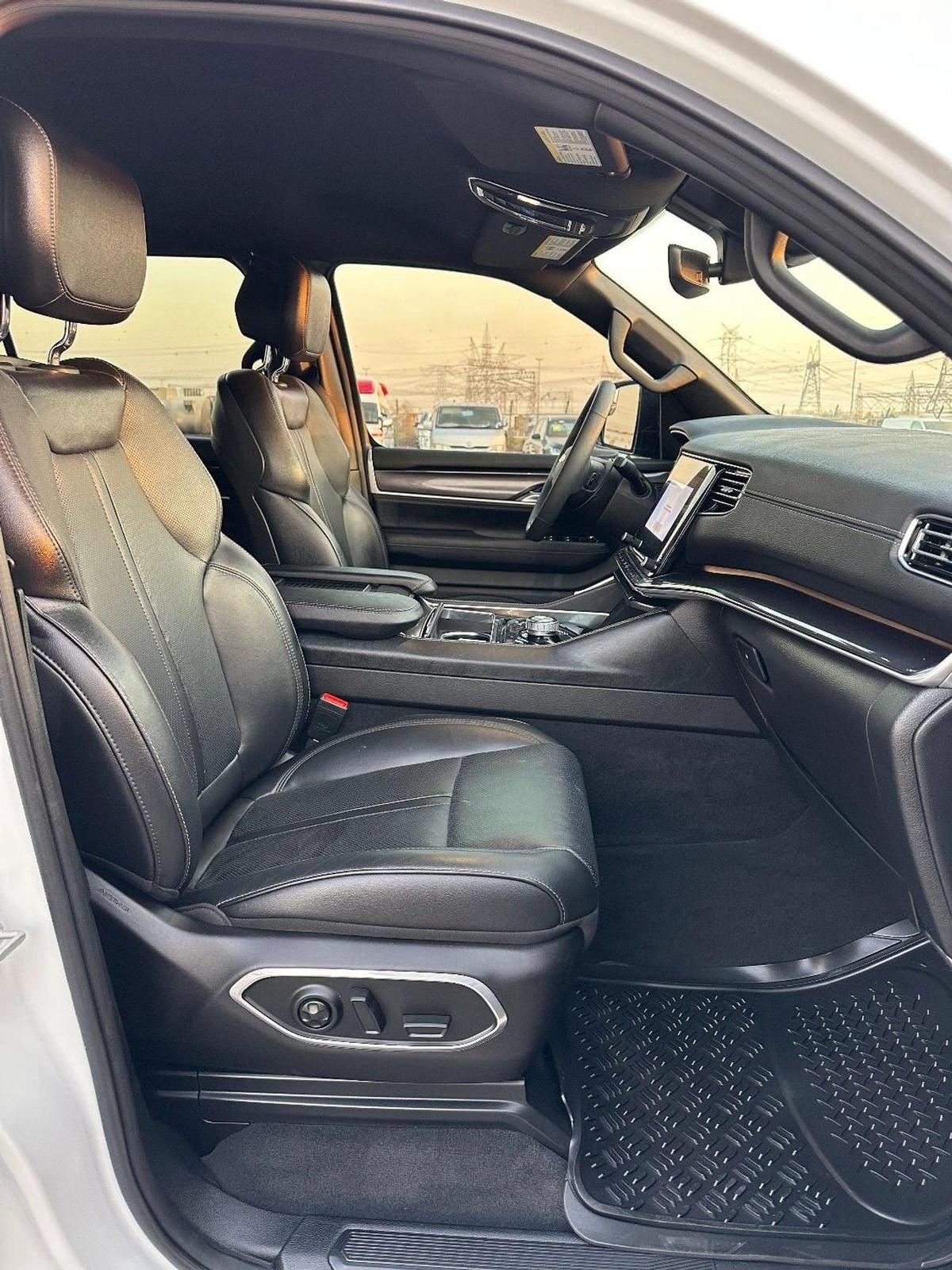 Jeep Wagoneer L Series I 2023 AWD-12-12