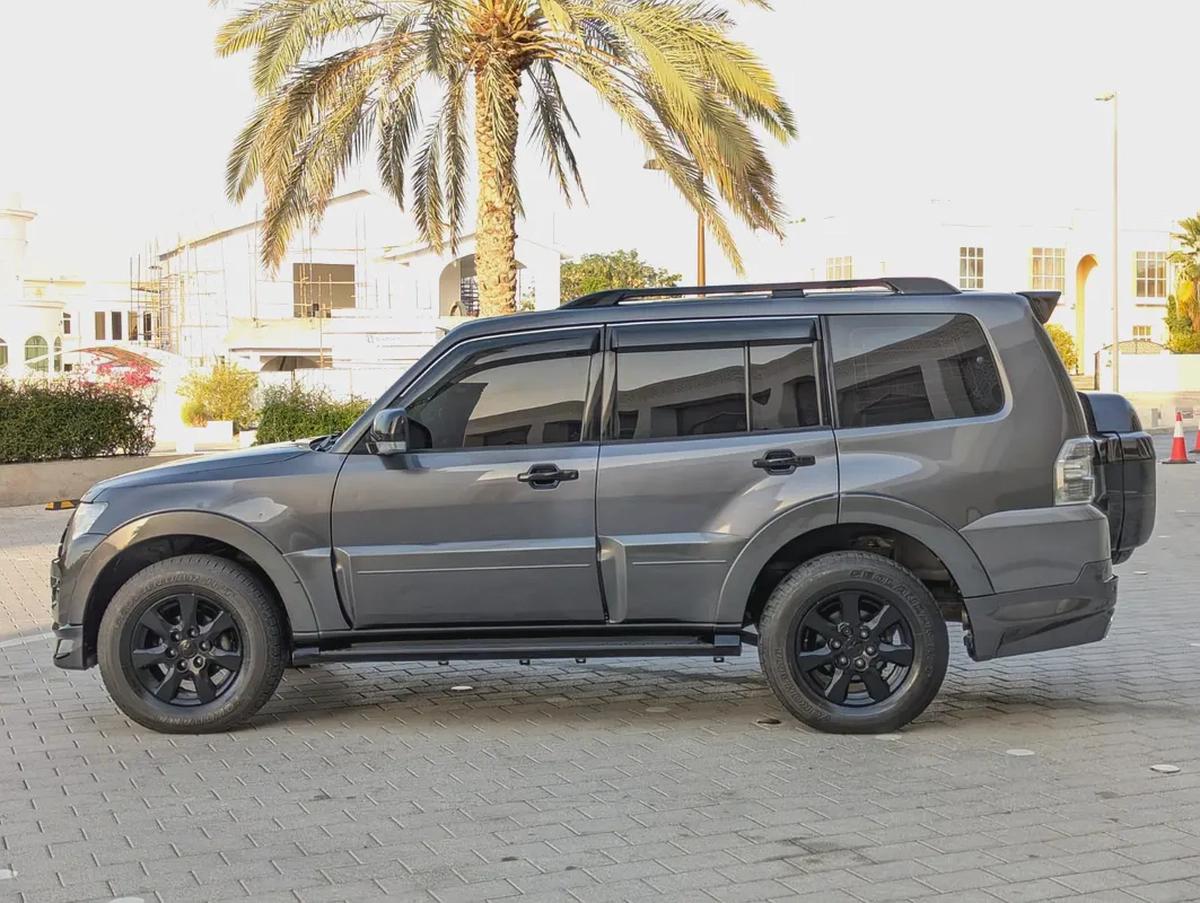 MITSUBISHI PAJERO 2017 GLS MID OPTION GCC IN EXCELLENT CONDITION-15-15