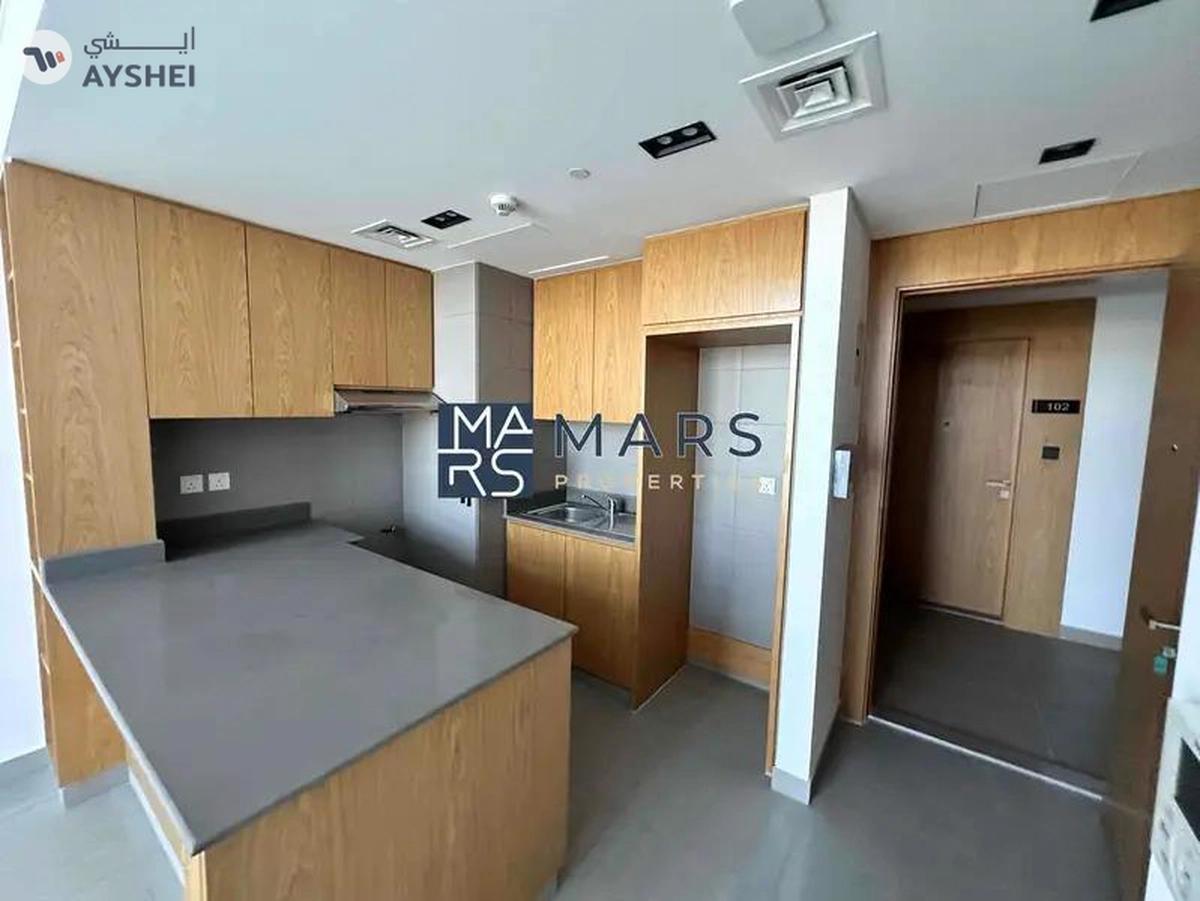 Elegant One-Bedroom Apartment with Stunning Views, No Balcony: Modern Design, Prime Location-11-11