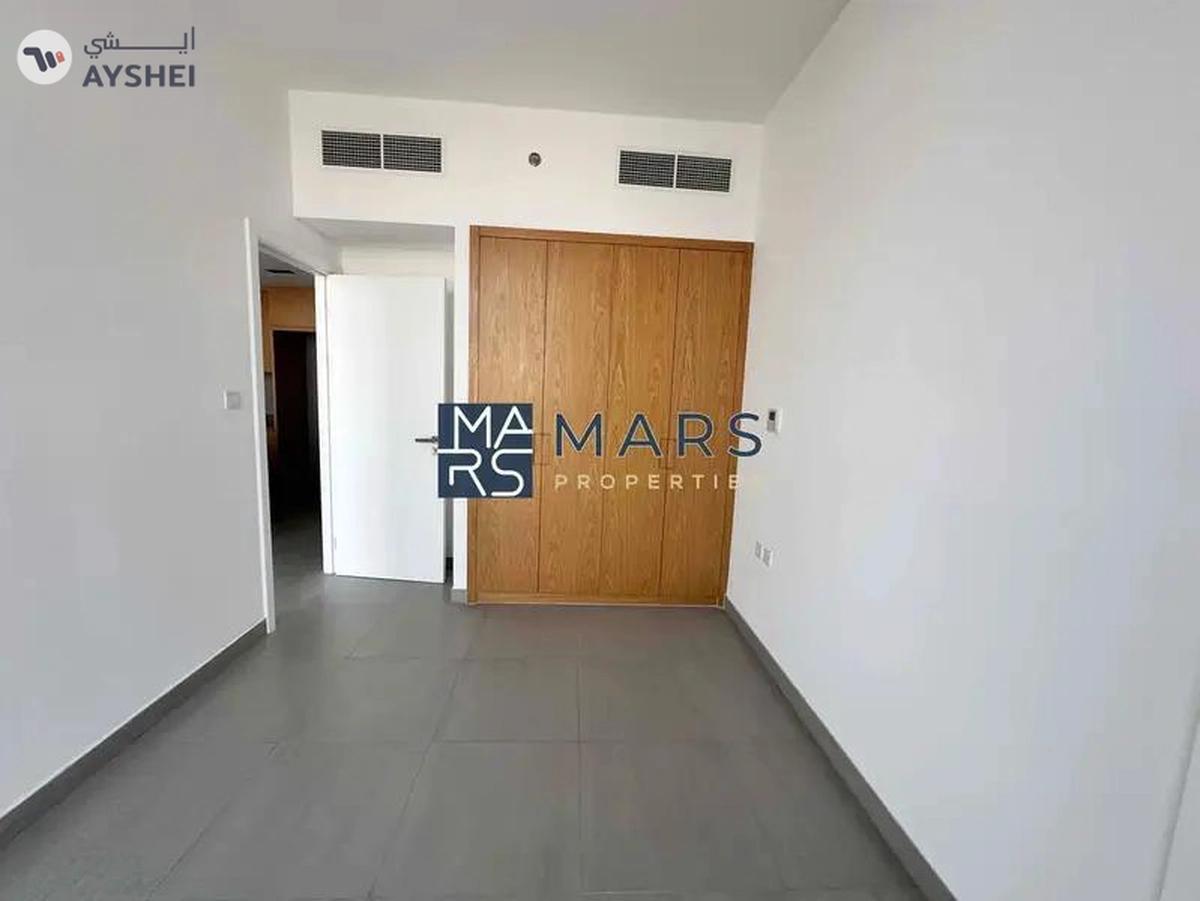 Elegant One-Bedroom Apartment with Stunning Views, No Balcony: Modern Design, Prime Location-3-3