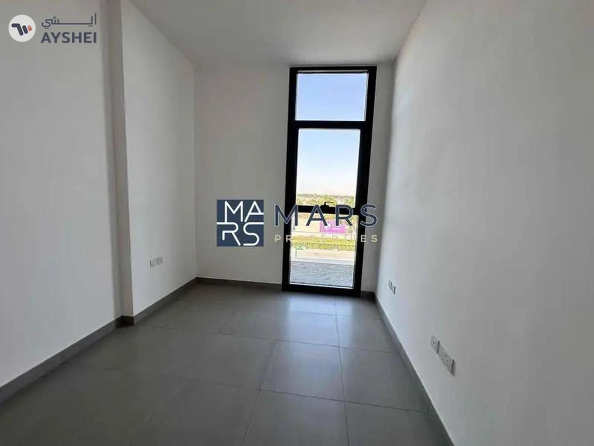 Elegant One-Bedroom Apartment with Stunning Views, No Balcony: Modern Design, Prime Location-4-4